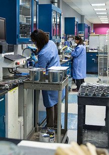 Los técnicos del equipo de tecnología del color trabajan en el laboratorio de prescripción de color.