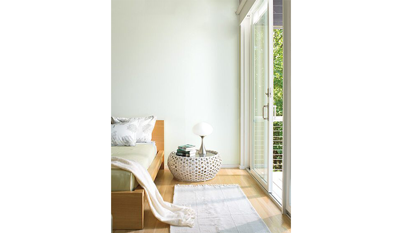 Dormitorio minimalista con paredes pintadas en Palest Pistachio 2122-60. Dormitorio minimalista con paredes pintadas en Palest Pistachio 2122-60.