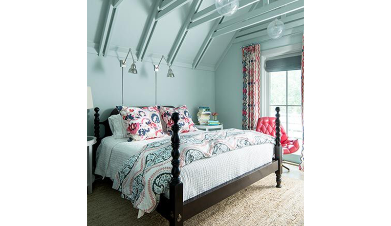 Dormitorio azul vibrante con techo industrial a juego que incluye una cama grande. Dormitorio azul vibrante con techo industrial a juego que incluye una cama grande.
