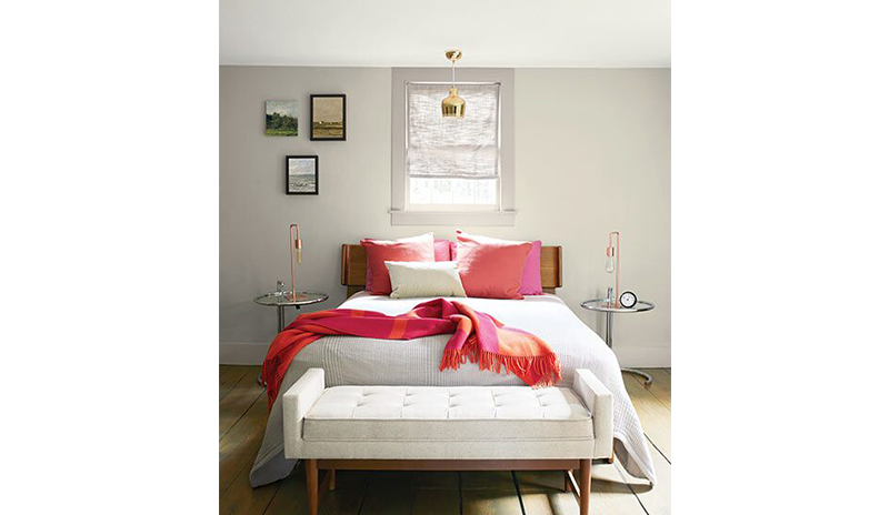 Un dormitorio relajante con paredes de color gris claro, una cama grande con almohadas de color rosa Un dormitorio relajante con paredes de color gris claro, una cama grande con almohadas de color rosa