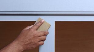 Cómo lijar gabinetes de cocina entre capas Cómo lijar gabinetes de cocina entre capas