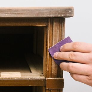 Raspar la superficie de madera con papel de lija. Raspar la superficie de madera con papel de lija.