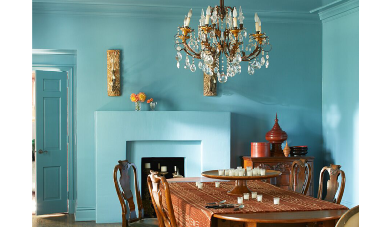 Comedor opulento azul con lámpara de araña, mesa y sillas de madera. Clásico con toque exótico Comedor opulento azul con lámpara de araña, mesa y sillas de madera. Clásico con toque exótico