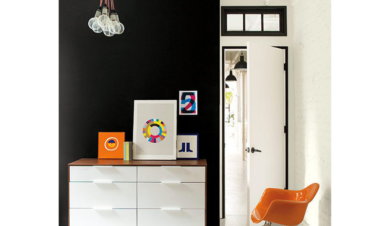 Pared decorativa pintada en color Black Satin de Benjamin Moore.