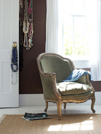 Bold & deep brown painted wall in bedroom