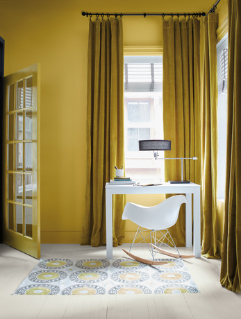 Oficina pintada de Savannah Green con escritorio y mecedora contemporáneos, cortinas verdes.
