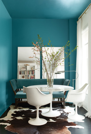 Comedor pintado de North Sea Green con mesa de comedor contemporánea y pared decorativa White Heron.