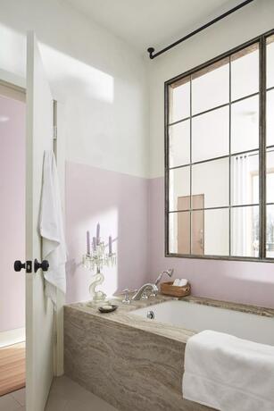 Baño con boiserie pintada de morado New Age, paredes superiores pintadas en White Heron.