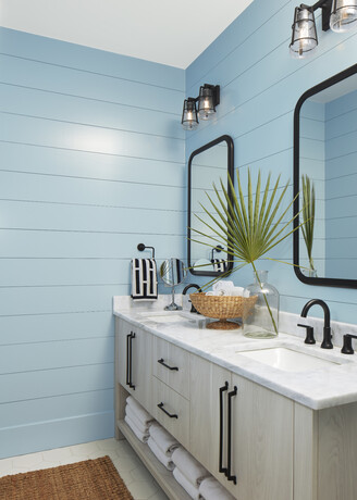Baño en color azul Mineral Springs CC-848 con paredes traslapadas y tocador doble.