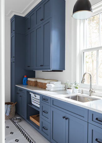 Acogedor baño con muebles azules en color Kensington Blue CC-780