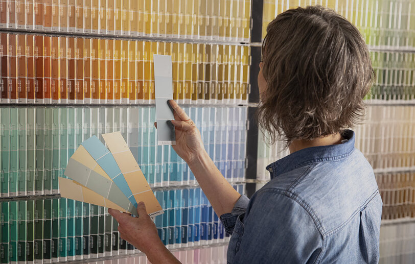 Mujer inspeccionando varias muestras de pintura Mujer inspeccionando varias muestras de pintura