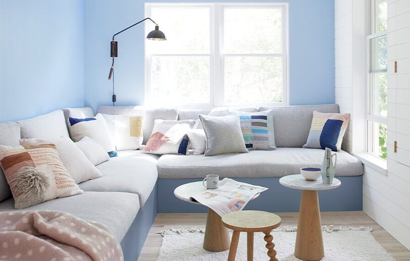 Sala de estar azul y blanca con seccional gris y 3 mesas auxiliares. Sala de estar azul y blanca con seccional gris y 3 mesas auxiliares.