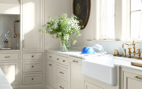 Cocina pintada de color blanco Gray Mist CC-80 con amplio espacio en las encimeras