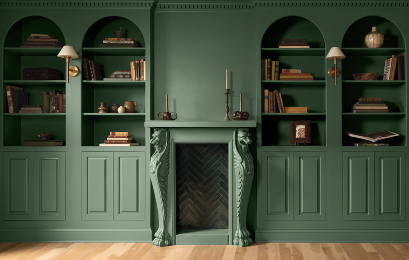 Una habitación pintada de verde con paneles en la parte inferior de las paredes